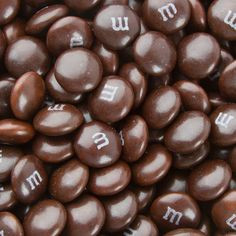 Драже M&M's с арахисом в молочном шоколаде и коричневой глазури