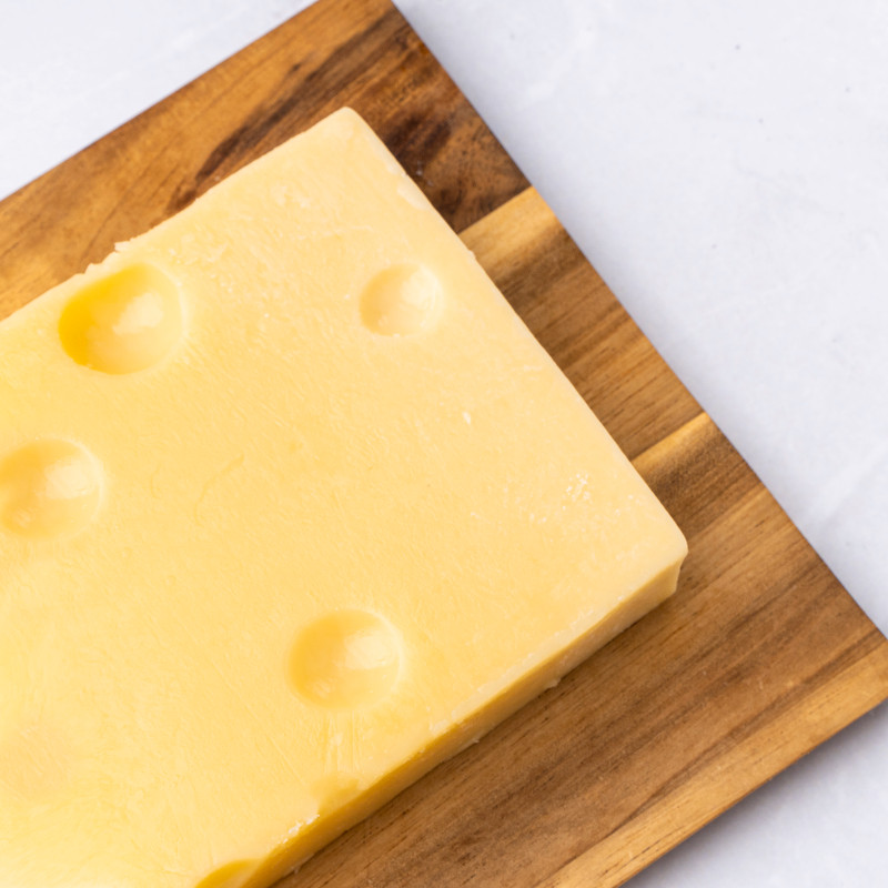Сыр полутвёрдый Швейцария свисс 48% Зелёная Линия, 180г — фото 2