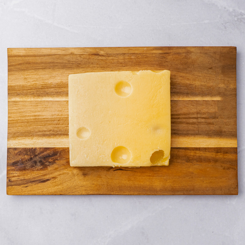 Сыр полутвёрдый Швейцария свисс 48% Зелёная Линия, 180г — фото 1