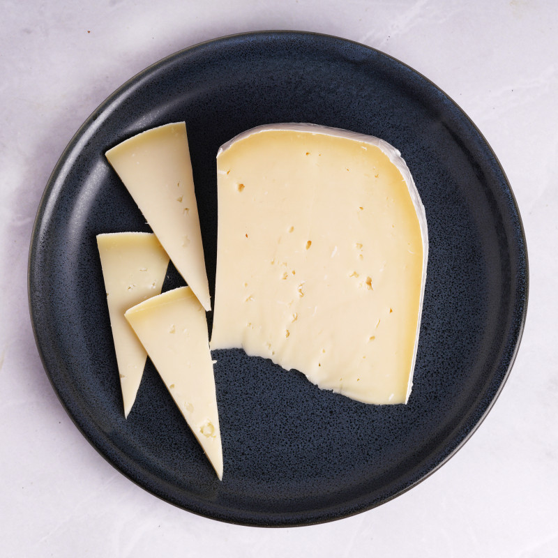 Сыр Амстеллер с добавкой кокос полутвердый 50% — фото 1